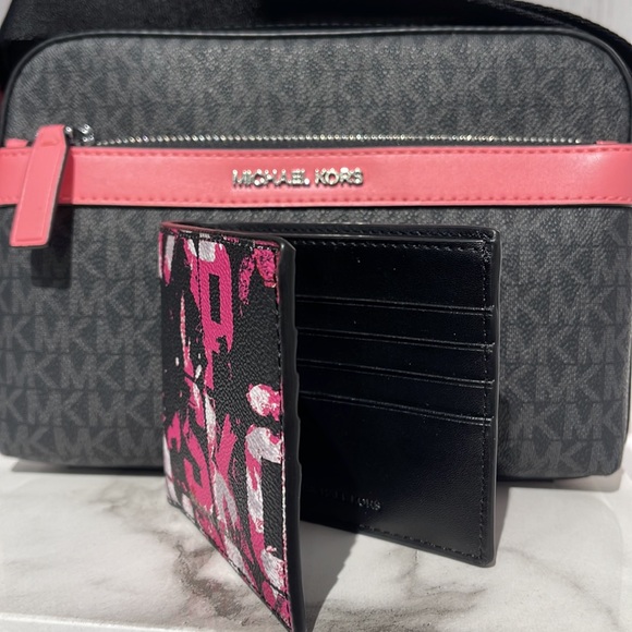 MICHAEL KORS MENS Cooper Graphic Logo Billfold Wallet 
Style# 36F2LCOF1V
CHILI - Picture 2 of 16